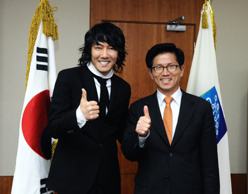 가수 김장훈-김문수 경기도지사(오른쪽). 사진제공｜공연세상