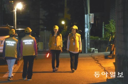3일부터 활동을 시작한 서울시 ‘여성 안심귀가 스카우트’들이 4일 서울 종로구 옥인동 주택가 골목을 순찰하고 있다. 장승윤 기자 tomato99@donga.com