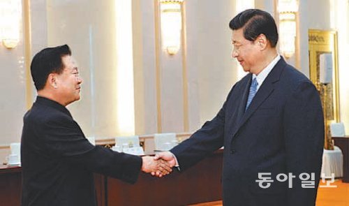 지난달 24일 북한 김정은 국방위원회 제1위원장의 특사 자격으로 중국을 방문한 최룡해 총정치국장(왼쪽)이 시진핑 중국 국가주석을 만나 악수하고 있다. 동아일보DB