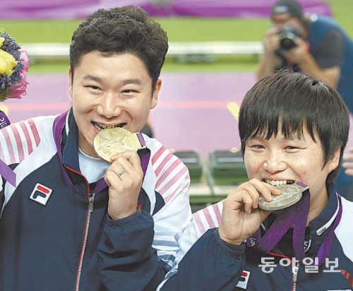 지난해 런던 올림픽에서 금메달을 딴 진종오(왼쪽)와 명승부 끝에 은메달을 수상한 최영래. 동아일보DB