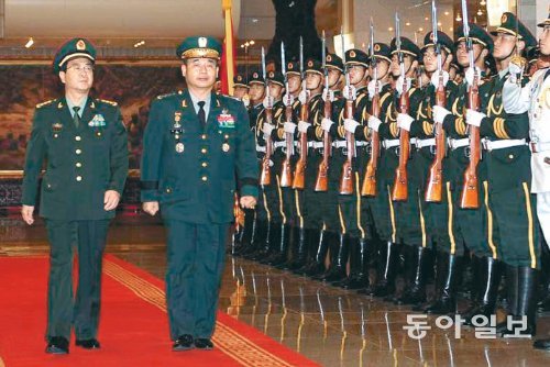한중 함께 의장대 사열



4일 오후 정승조 합참의장(오른쪽)과 팡펑후이 중국군 총참모장이 한중 군사회담을 갖기 위해 중국 베이징에 있는 ‘8·1청사’(중국 국방부 건물)에 들어서며 사열하고 있다. 8·1청사는 중국 인민해방군 창건기념일(8월 1일)에서 따온 이름이다. 양국은 이날 군 수뇌부 간 핫라인 개설 등 군사 협력 방안들에 합의했다.합참 제공