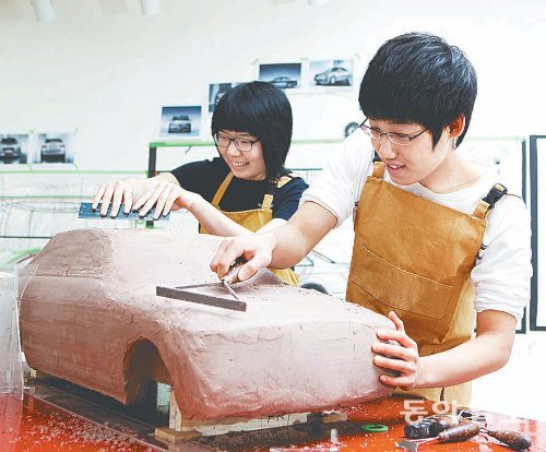 아주자동차대 모형 제작 아주자동차대는 1995년 대천대학으로 개교했지만 2004년 자동차 분야에 집중하기로 방향을 바꾸면서 학교 이름을 고쳤다. 학생들이 공업용 찰흙으로 자동차 모형을 제작하고 있다. 아주자동차대 제공