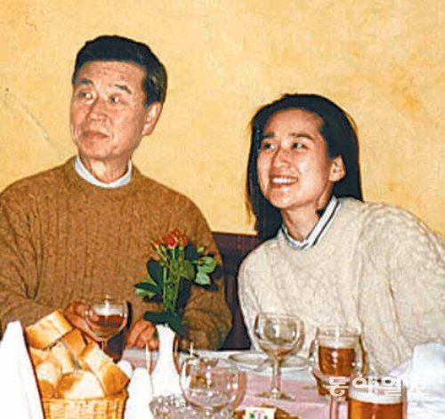 신기수 선생(왼쪽)과 그의 딸 이화 씨. 신 씨가 영국에 머물 때인 1993년 영국의 한 식당에서 찍은 사진이다. 2002년 한일 월드컵을 병상에서 바라보며 “한국과 일본의 젊은이들이 마음을 열고 교류를 시작했다”며 흐뭇해하던 신기수 선생은 그해 10월 눈을 감았다. 신이화 씨 제공