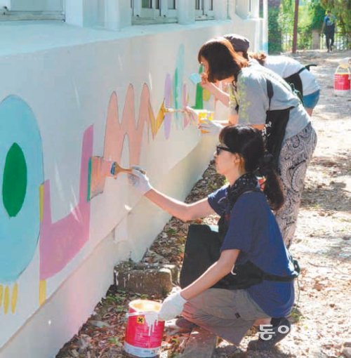 경북 청송군이 장난끼 공화국을 출범시키고 다양한 관광사업을 벌이고 있다. 폐교를 리모델링한 공화국 중앙청사에서 전문 작가들이 벽면을 그림으로 꾸미고있다. 청송군 제공