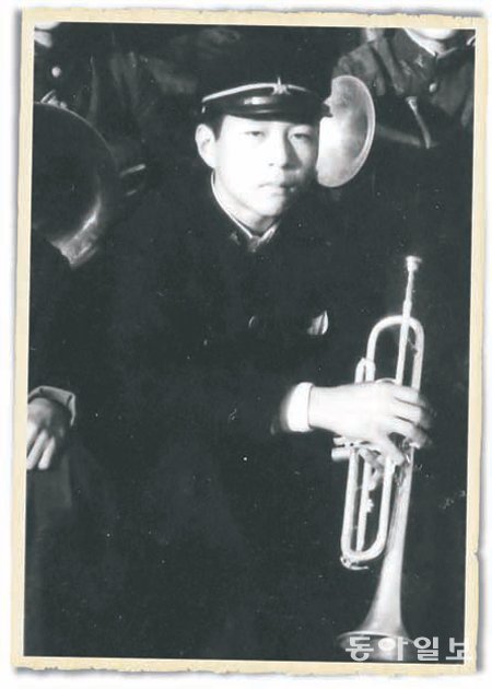 입대 전인 1950년 성남고 3학년 시절 밴드부에서 트럼펫 주자로 활동했던 고 신덕균 이병. 신도자 씨 제공