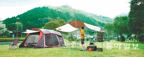 쓰시마 ‘신화의 마을 자연공원’ 캠핑장의 모습. 사진의 텐트를 비롯해 매트리스와 버너, 랜턴, 식기, 조리도구의 대여료가 여행상품에 포함돼 있다. 타프와 키친테이블 등은 추가 비용을 내면 빌릴 수 있다. K2 제공