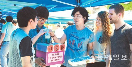5일 순천향대에서 열린 해외봉사 현지 어린이를 위한 바자회에서 외국인 유학생들이 자신들의 물건을 기부하고 있다. 순천향대 제공