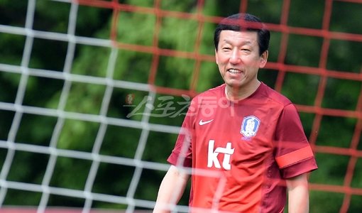 레바논 원정 졸전으로 축구계 안팎에서 비난 여론이 쇄도하는 가운데 대표팀 최강희 감독이 6일 파주NFC에서 회복훈련을 지휘하면서 밝게 웃고 있다. 파주｜김종원 기자 won@donga.com 트위터 @beanjjun