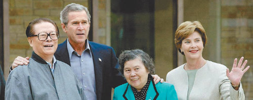 2002년, 2012년 그리고… 2002년 10월 미국 텍사스 주 크로퍼드 목장에서 조지 W 부시 당시 미국 대통령 부부와 장쩌민 당시 중국 국가주석 부부가 다정하게 사진촬영을 하고 있다. 위 사진 왼쪽부터 장 주석, 부시 대통령, 왕예핑 여사, 로라 부시 여사. 뉴욕타임스