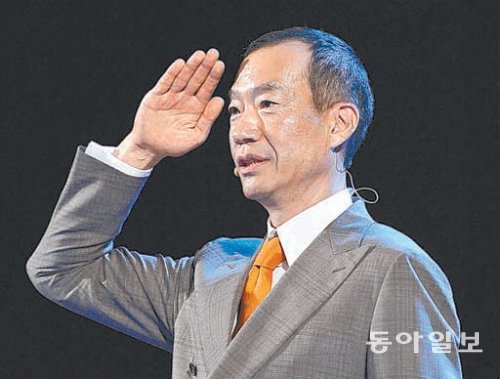 삼성그룹의 대학생 토크 콘서트 ‘열정락(樂)서’가 열린 4일 오후 공군 중위 출신인 최치훈 삼성카드 사장이 공군사관학교 성무문화관에서 생도들에게 거수경례를 하고 있다. 삼성그룹 제공