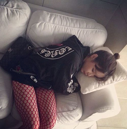 박봄 낮잠