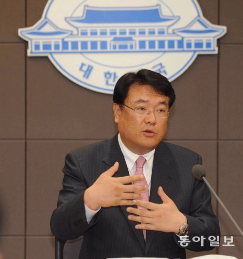 2011년 4월, 박근혜 특사의 유럽순방 계획을 발표하는 정진석 정무수석. MB의 ‘박근혜 연락장교’로서 그가 맡은 마지막 임무였다. 동아일보DB