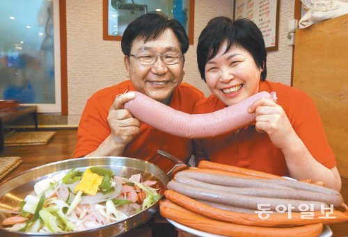 경기 안양시 ‘햄바라기 수제햄 부대찌개’의 김지효 사장(오른쪽)은 직접 만든 소시지로 ‘착한 부대찌개’를 내놓는다. 남편 유완식 씨(왼쪽)는 식당 일에 크게 관여하진 않지만, 김 사장이 정직하고 성실하게 가게를 꾸려갈 수 있도록 든든하게 지원해준다. 안양=장승윤 기자 tomato99@donga.com