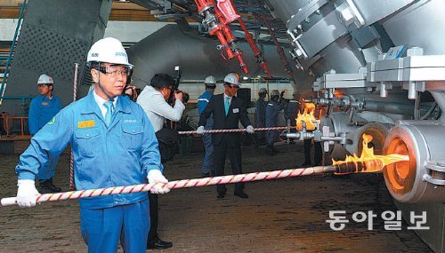 세계최대 용광로 다시 불붙다



포스코 정준양 회장(앞)이 7일 광양제철소에서 개수공사를 마친 1고로에 불을 지피고 있다. 광양제철소 1고로는 이번 공사를 통해 세계 최대 용광로로 탈바꿈했다. 포스코 제공
