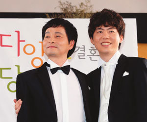 5월 15일 서울 동작구 예술영화관 아트나인에서 동성 공개 결혼식을 발표한 김조광수(왼쪽), 김승환 커플.