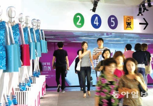 지하철 2,4,5호선 동대문역사문화공원역 인근이라 접근성이 뛰어나다.