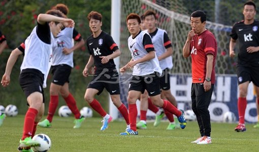 대표팀이 9일 파주NFC에서 브라질월드컵 본선행의 분수령이 될 우즈베키스탄전을 앞두고 주전조와 비주전조(흰색 조끼)로 나눠 전술훈련을 진행하고 있다. 파주｜김종원 기자 won@donga.com 트위터 @beanjjun