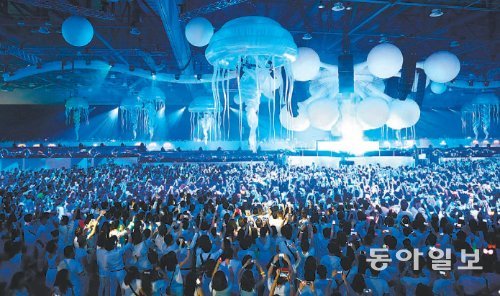 한국 시장이 커지면서 세계적 명성을 가진 페스티벌들이 속속 상륙하고 있다. 사진의 페스티벌은 지난해 한국에서 처음 열린 ‘센세이션’이다. 이 페스티벌은 세계 20여 개 나라에서 열리며 참가자들은 모두 흰색 옷을 입어야 한다. 한국에서는 하이네켄코리아가 후원했다. 모츠 제공