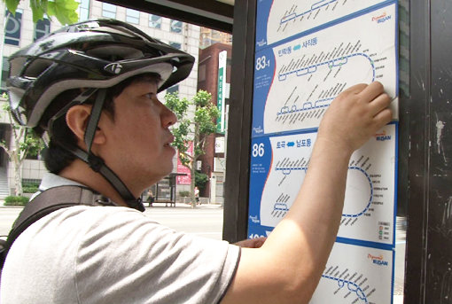 화살표 청년 이민호씨가 버스 진행 방향을 알려주는 버스 노선 화살표 스티커를 붙이고 있다. 사진제공｜채널A
