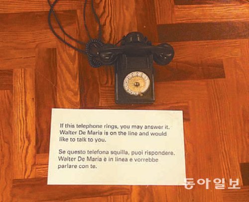 ‘태도가 형식이 될 때: 1969 베른/2013 베니스’전에 등장한 월터 드 마리아의 작품(전화기). 베네치아=고미석 기자 mskoh119@donga.com