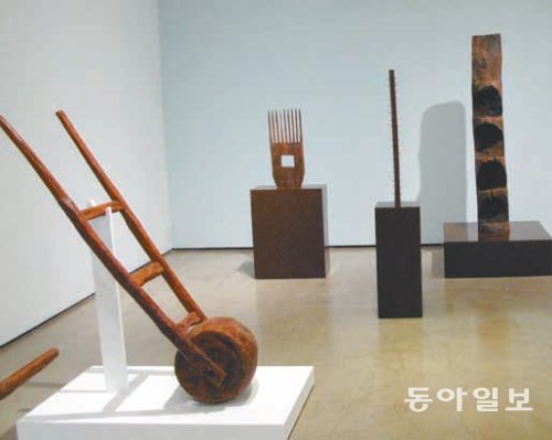 김종학 씨가 남다른 눈썰미로 수집한 옛 농기구들. 조각 작품 못지않은 조형미를 보여준다. 고미석 기자 mskoh119@donga.com