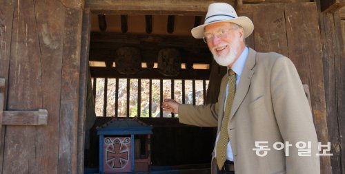 제임스 그레이슨 영국 셰필드대 명예교수가 10일 경북 경산시 하양읍 상엿집 안에 있는 요여를 가리키고 있다. 그는 이 요여에 그려진 십자가 모양에 주목해 한국의 상례문화를 연구하기 시작했다. 경산=신성미 기자 savoring@donga.com