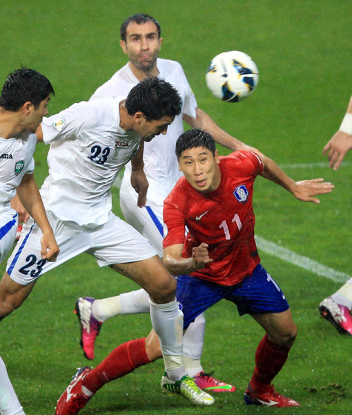 한국을 브라질행에 더욱 가깝게 해준 운명의 순간. 전반 42분 김영권의 크로스를 우즈베키스탄 쇼라흐메도프가 헤딩으로 걷어내고 있다. 의도와는 다르게 자책골이 되면서 한국이 귀중한 승점 3을 챙겼다. 사진제공｜스포츠코리아