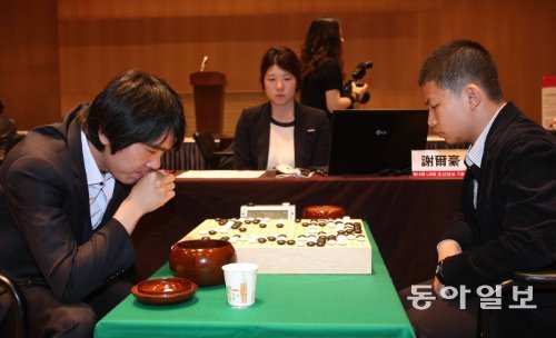 이세돌 9단(왼쪽)이 10일 LG배 32강전에서 중국의 셰얼하오 초단과 대국하는 모습. 이 9단이 불계승 했다. 한게임 제공