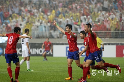 한국이 우즈베키스탄을 꺾고 브라질 월드컵 본선행이 유력해졌다. 이란은 레바논에 4-0으로 대승을 거뒀다. 양회성 기자 yohan@donga.com