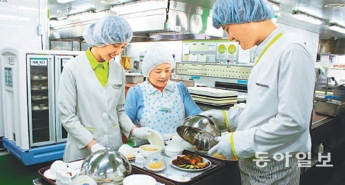 러시아 환자에겐 고향음식 11일 오후 서울 강남세브란스병원 식당 조리실에서 조리사와 영양사들이 러시아 환자 전용 식사를 만들고 있다. 현대그린푸드 제공