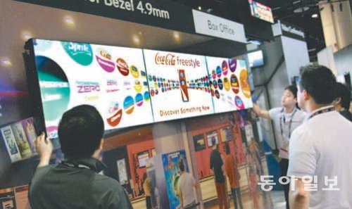관람객들이 LG전자가 영화관 박스오피스 정보를 올리거나 광고판으로 활용하는 디지털 사이니지를 보고 있다. LG전자 제공