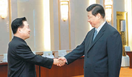 5월 24일 북한 최룡해 인민군 총정치국장(왼쪽)이 인민복을 입고 시진핑 중국 국가주석과 만나 악수하고 있다. 베이징=연합뉴스