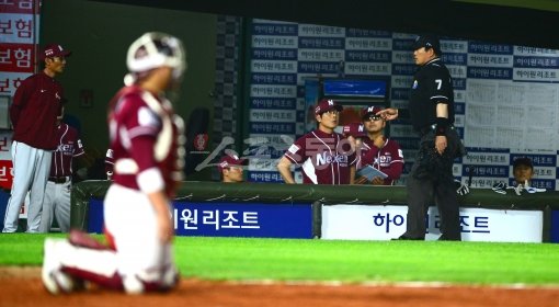 12일 저녁 부산 사직야구장에서 열린 2013프로야구 롯데와 넥센의 경기에서  4회말 2사 만루 롯데 타자 황재균 타석때 강판을 당한 김병현이 덕아웃으로 들어가며 롯데 덕아웃을 향해 볼을 던진 가운데 문승훈 구심이 심판 판정에 대한 항의와 상대팀에 대한 비 매너로 퇴장명령을 염경엽 감독과 김병현에게 통보하고 있다.
사직ㅣ박화용 기자 inphoto@donga.com 트위터 @seven7sola