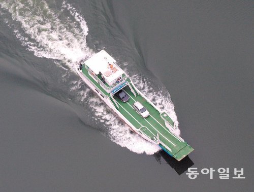 파로호를 따라 화천군 간동면 구만리에서 평화의 댐까지 운항하는 물빛누리호. 매주 토·일요일과 공휴일 하루 두 차례 왕복한다. 화천군 제공