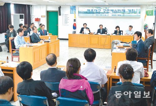 부산 해운대구는 13일 오후 구청 대회의실에서 ‘장산 자연휴식년제’ 도입과 관련해 구민배심원제 민원법정을 열었다. 해운대구 제공