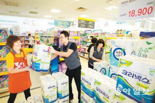 13일 이마트 용산점에서 본사 직원들이 상품을 진열하고 있다. 이마트는 매월 두 차례 800여 명의 본사 직원들에게 매장 근무를 하도록 했다. 이마트 제공