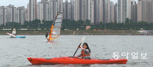 본보 손효주 기자가 1인승 카약을 타고 있다. 급류가 없는 한강에서는 30분만 교육을 받으면 카약을 타고 한강을 여유롭게 즐길 수 있다. 양회성 기자 yohan@donga.com