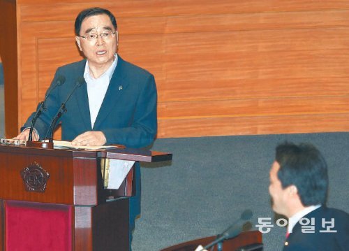 얼굴 붉힌 총리



정홍원 국무총리(왼쪽)가 13일 국회 사회·교육·문화 분야 대정부질문에서 격앙된 표정으로 민주당 안민석 의원의 질의에 답변하고 있다. 양회성 기자 yohan@donga.com