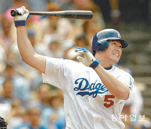 2005년 6월 13일 미네소타전 6회말에 최희섭이 이날의 3번째 홈런을 터뜨리고 있다. 동아일보DB