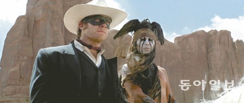다음 달 4일 국내 개봉하는 영화 ‘론 레인저’에서 인디언 악령 사냥꾼 톤토로 나오는 조니 뎁(오른쪽)과 마스크를 쓴 어둠의 영웅 론 레인저 역을 맡은 아미 해머. 월트 디즈니 제공