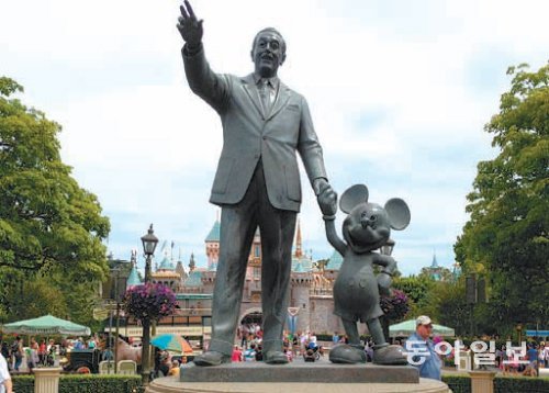 디즈니랜드 설립자 월트 디즈니와 그가 만든 캐릭터 미키 마우스의 동상. 애너하임=민병선 기자 bluedot@donga.com