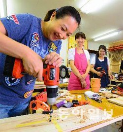 일본에서는 공구를 직접 사서 가구를 제작하거나 수리하는 속칭 ‘DIY 여성’이 늘어나고 있다. 아사히신문 제공