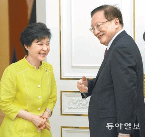 박근혜 대통령(왼쪽)이 14일 청와대에서 중국의 탕자쉬안 전 외교담당 국무위원을 접견하고 있다. 27일 한중 정상회담을 앞두고 있는 박 대통령은 탕 전 위원과 한 시간가량 한반도 정세에 대해 얘기를 나눴다. 사진공동취재단