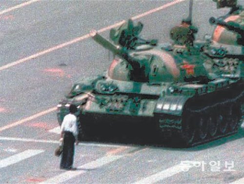 1989년 6월 4일 톈안먼 사태 당시 중국 베이징 톈안먼 광장에 진입한 탱크부대 앞을 한 남성이 가로막고 서 있는 모습. 텔레그래프 제공