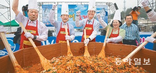 이달 5일부터 9일까지 전남 신안군 지도읍 신안수협 송도위판장 일대에서 열린 병어축제에서 참가자들이 병어회무침 비빔밥을 만들고 있다. 신안군 제공