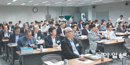 한국선주협회는 14, 15일 충남 천안시 동남구 병천면의 수협연수원에서 ‘2013 사장단 연찬회’를 열었다. 김영민 한진해운 사장(앞줄)을 비롯한 해운업체 사장단과 해양수산부 관계자들이 협회의 하반기 사업계획을 듣고 있다. 한국선주협회 제공