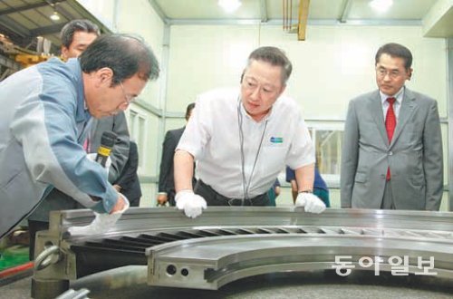 박용만 두산그룹 회장(가운데)이 두산중공업 협력사 터보파워텍을 방문해 정형호 사장(왼쪽)으로부터 발전기 터빈의 스팀 방향을 조절하는 부품에 대한 설명을 듣고 있다. 두산그룹 제공