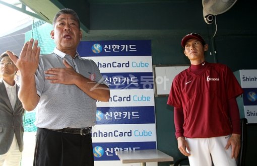 조종규(왼쪽) 한국야구위원회(KB) 심판위원장이 16일 넥센과 LG의 경기가 열린 잠실구장 넥센 덕아웃을 찾아 전날 오심에 대해 염경엽 감독(오른쪽)에게 사과한 뒤 기자들에게 설명을 하고 있다. 잠실｜김종원 기자 won@donga.com 트위터 @beanjjun