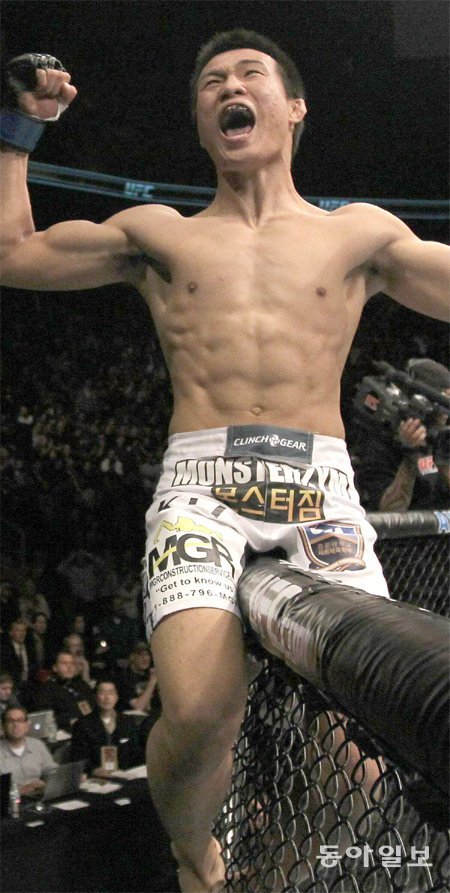 한국인 파이터로는 처음으로 종합격투기 UFC 체급 챔피언 도전권을 얻은 ‘코리안 좀비’ 정찬성이 2011년 12월 마크 호미니크를 상대로 UFC 역대 최단시간인 1라운드 7초 만에 KO승을 거둔 뒤 링 펜스 위에 걸터앉아 포효하는 모습. 동아일보DB