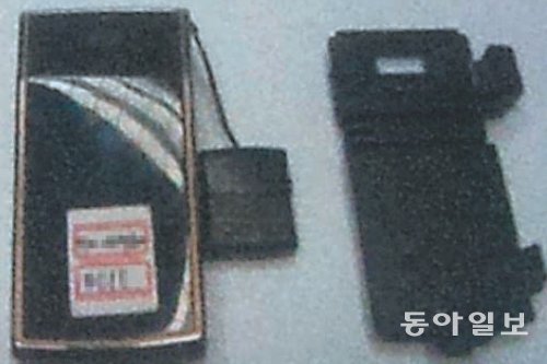 2급 군사기밀 내용까지 통화할 수 있는 군 수뇌부의 비화 휴대전화. 암호키를 내장하고 있는 케이스(오른쪽)와 휴대전화 본체로 이뤄져 있다.
